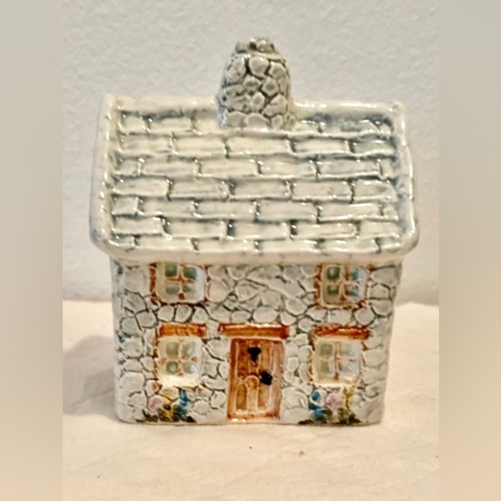 English Cottage Salt/Pepper shaker! Unique and Handpainted.
